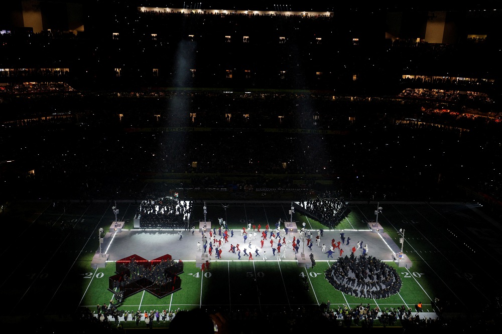 Viral Penyusup di Halftime Show Super Bowl Kibarkan Bendera Palestina